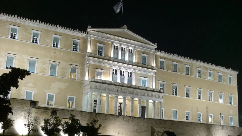 Εισβολή μεθυσμένου οδηγού στο προαύλιο της Βουλής μετά από καταδίωξη